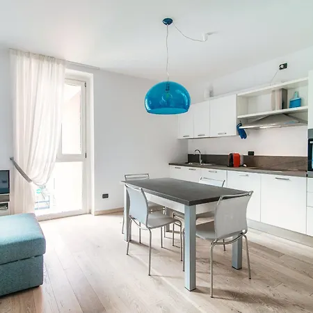 My At The - Private Parking كومو